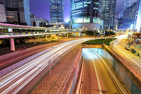 夜间与繁忙的城市市中心街道商业运动驾驶线条交通运输场景戏剧性图片