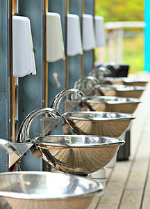 户外的汇和水龙头镜子洗手间玻璃卫生盥洗白色金属民众卫生间岩石图片