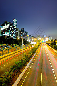 夜间在市中心交通运动过境街道景观建筑汽车城市沥青场景运输图片