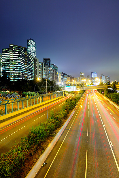 夜间在市中心交通运动过境街道景观建筑汽车城市沥青场景运输图片
