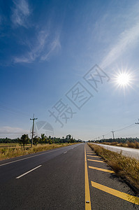 古城的公路国家地平线自由风景旅行场景运输路线蓝色太阳图片