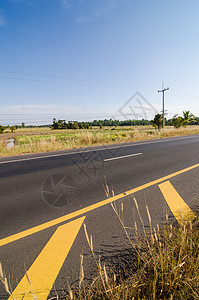 古城的公路天空路线场景地平线自由草地运输国家太阳蓝色图片