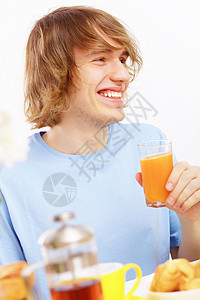 年轻人喝果汁橙子饮食水果早餐营养乐趣小吃健康男性幸福图片