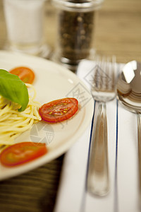 新鲜美味的意大利面 桌上有番茄和烤肉餐厅糖类勺子食物美食午餐营养面条香料芳香图片