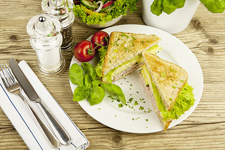 三明治加起司和火腿放在桌子上蔬菜盘子叶子饮食俱乐部早餐土豆沙拉熏肉食物图片