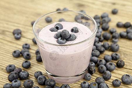 新鲜美味的蓝莓酸奶甜甜点在桌上茶点覆盆子产品水果冰沙饮食奶油宏观玻璃液体图片