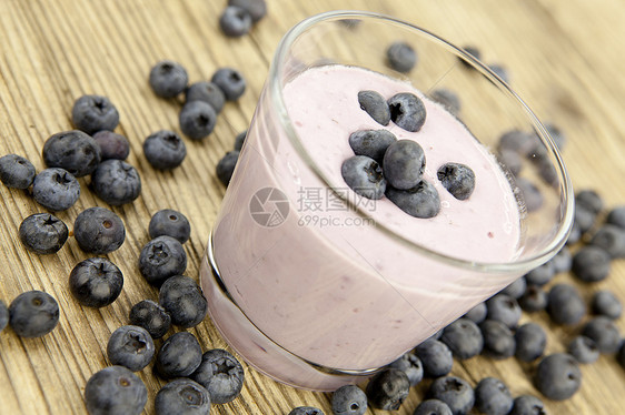 新鲜美味的蓝莓酸奶甜甜点在桌上宏观饮食牛奶玻璃水果产品饮料营养奶油早餐图片