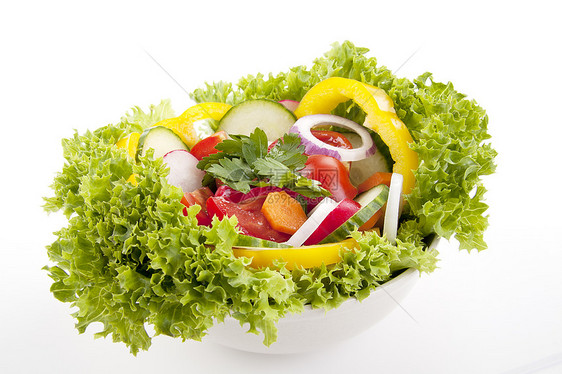 与不同蔬菜隔离的鲜新鲜美味混合沙拉黄瓜园艺盘子胡椒草本植物洋葱叶子用品烹饪维生素图片