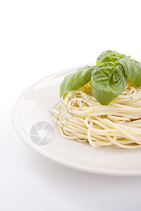 新鲜美味的意大利面 白上隔离着Basil面条盘子餐厅植物糖类蔬菜叶子芳香烹饪草本植物图片