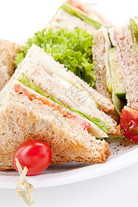 鲜新鲜美味的俱乐部三明治 加沙拉和吐司早餐饮食食物盘子熏肉黄瓜叶子小吃包子营养图片