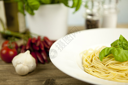 美味新鲜的意大利面 大蒜和烤肉放在桌上香料午餐糖类美食营养木头桌子餐厅香气面条图片