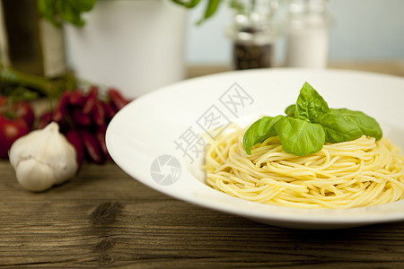 美味新鲜的意大利面 大蒜和烤肉放在桌上盘子面条桌子叶子乡村香料蔬菜糖类烹饪营养图片