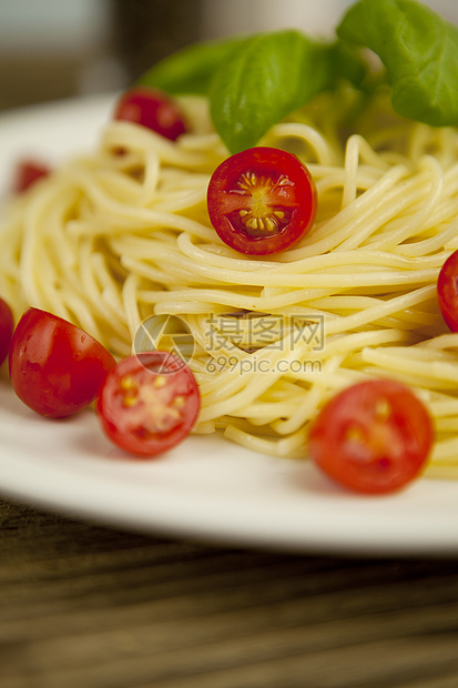 新鲜美味的意大利面 桌上有番茄和烤肉勺子糖类烹饪蔬菜面条沙拉食物盘子营养芳香图片
