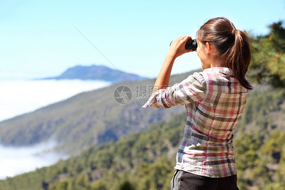 隐居者在望远镜中寻找远足背包天空旅行女孩成人森林女性勘探观察者图片