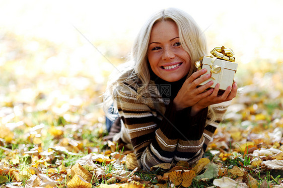 女人收秋天礼物眼睛金子头发女孩橙子盒子惊喜乐趣公园成人图片
