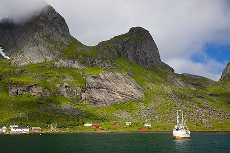 在fjord的渔船村庄风景大豆山脉峡湾钓鱼全景山峰图片