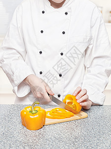 厨师切胡椒香料人手白色菜刀饮料职业沙拉黄色服务食物图片