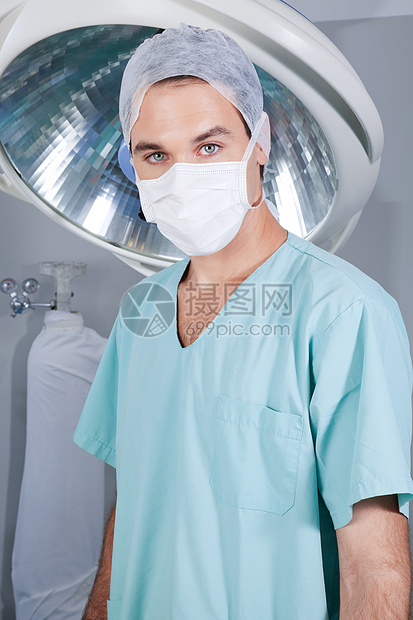 自信的医生在看摄影机医务室男性工作服房间剧院外科手术单元医疗专家图片