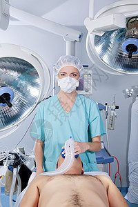 医生对病人使用防毒面具机器说谎手术疾病职业男人病房工作服房间卫生图片