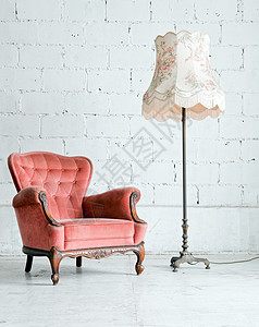 旧居室内配有桌灯的椅子织物房间木头闲暇路面风格装饰家具桌子古董图片