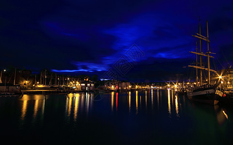 黄昏时的港湾街道帆船钓鱼建筑学酒店港口码头反射天空海洋图片