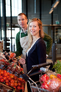 超市女性和办事员围裙微笑员工食物职业助手店铺购物杂货服务图片