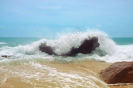 海浪在石碑上破碎液体石头天气热带泡沫阳光海岸海岸线飞溅支撑背景图片