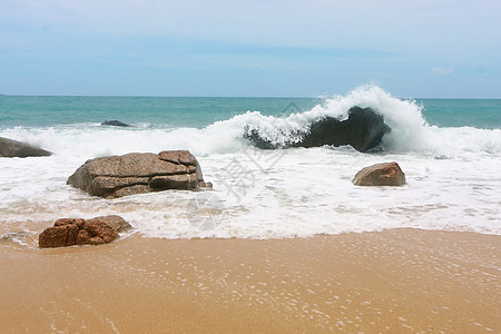 海浪在石碑上破碎力量阳光海岸线液体海岸风暴热带石头天空泡沫图片