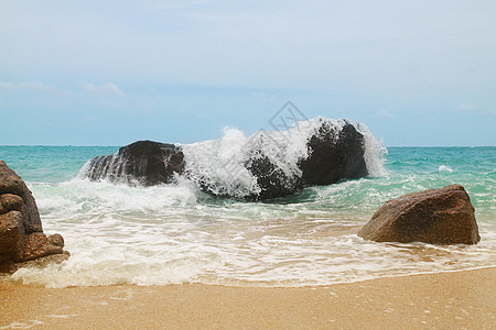 海浪在石碑上破碎碰撞飞溅海岸沿海石头支撑热带娱乐速度海滩图片