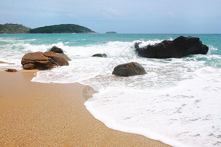 海浪在石碑上破碎热带力量风暴海洋曲线旅行岩石碰撞海岸线天空图片