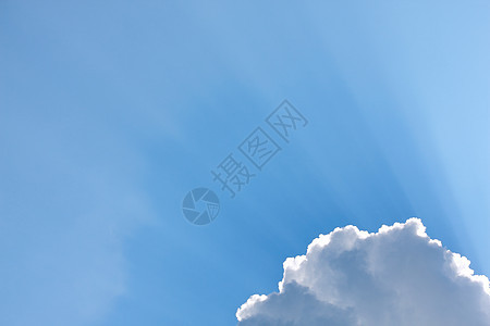 太阳在蓝天的烟雾中闪耀画幅戏剧性蓝色射线云景作品晴天太阳光线力量阳光背景图片
