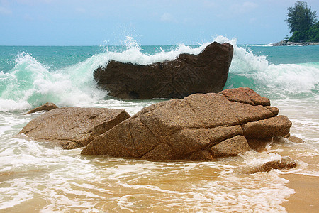 海浪在石碑上破碎速度力量海洋曲线海滩碰撞海岸液体石头热带图片