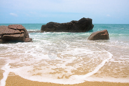 海浪在石碑上破碎泡沫热带阳光力量沿海娱乐海岸线碰撞海岸石头图片