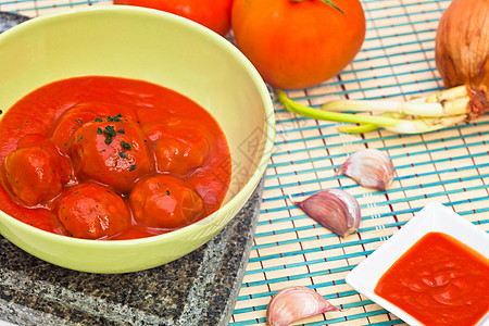 配番茄酱的肉丸营养美食午餐美味盘子服务草本植物牛肉红色饮食图片