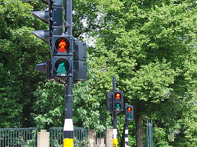 连续三条红色交通灯图片