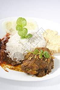 Nasi lemak 传统马来西人辣米饭白色美食花生雄鸡油炸黄瓜仁当食物盘子图片