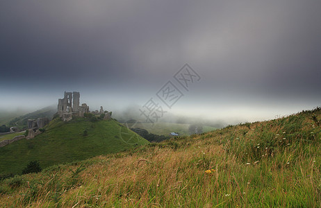 英格兰科夫城堡爬坡石头薄雾废墟堡垒历史建筑天空魔法建筑学图片