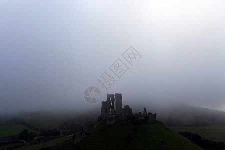英格兰科夫城堡建筑建筑学英语历史天气遗迹堡垒薄雾爬坡天空图片
