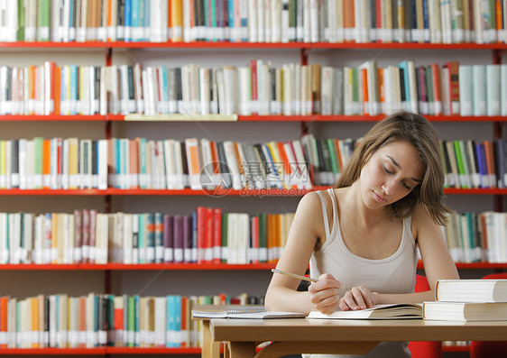 图书馆智力摄影成人学生长发学习女性教育大学生图书图片