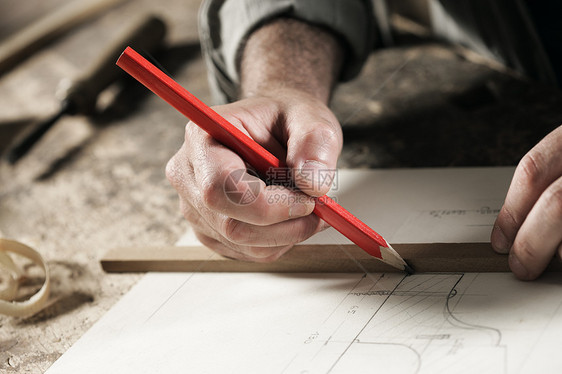 木匠手紧了木头木工统治者男性仪器工作项目袖子红色工具图片