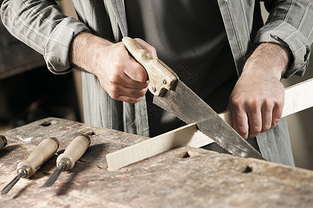 木匠手紧了测量手锯建造人类建筑工人成人男性木工男士木材图片