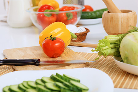 新鲜切菜蔬菜桌子沙拉维生素洋葱午餐厨师餐厅黄瓜营养饮食图片