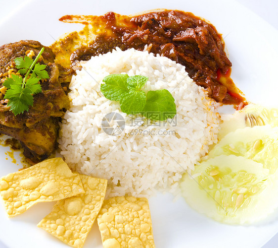Nasi lemak 传统马来西人辣米饭花生食物盘子油炸美食雄鸡黄瓜仁当白色图片