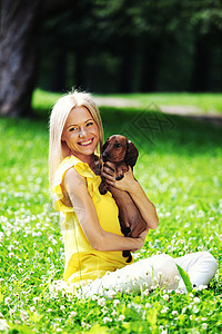 在她的怀里 有达赫松德的女子拥抱犬类女士动物金发宠物眼睛头发女性小狗图片