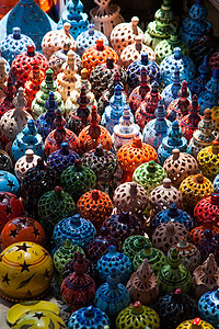 突尼斯灯在杰尔巴岛突尼斯市场手工业纪念品贸易陶器展示灯笼艺术枝形蜡烛购物图片