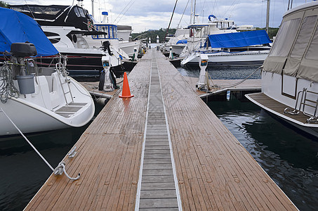 玛瑞娜私人汽艇港口财富奢华航海快艇白色游艇码头图片