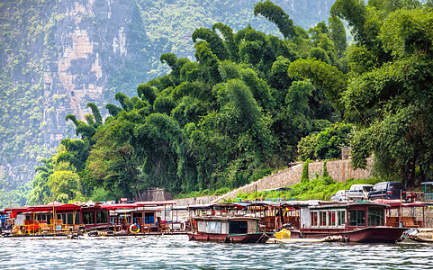 在桂林河上乘船图片