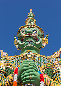 泰国黎明寺的绿魔鬼绿色守护神雕像图片
