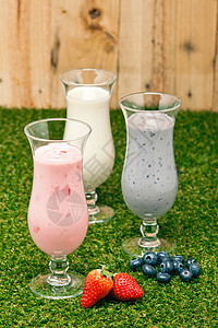 蓝莓 草莓和香蕉奶昔紫色浆果牛奶液体营养活力甜点酸奶蔗糖奶油图片