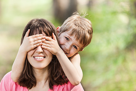 母亲和儿子女孩隐藏太阳童年家庭父母男生女士眼睛保健图片